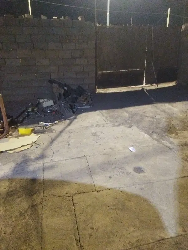 دهنه مغازه لب خیابان اصلی ملک