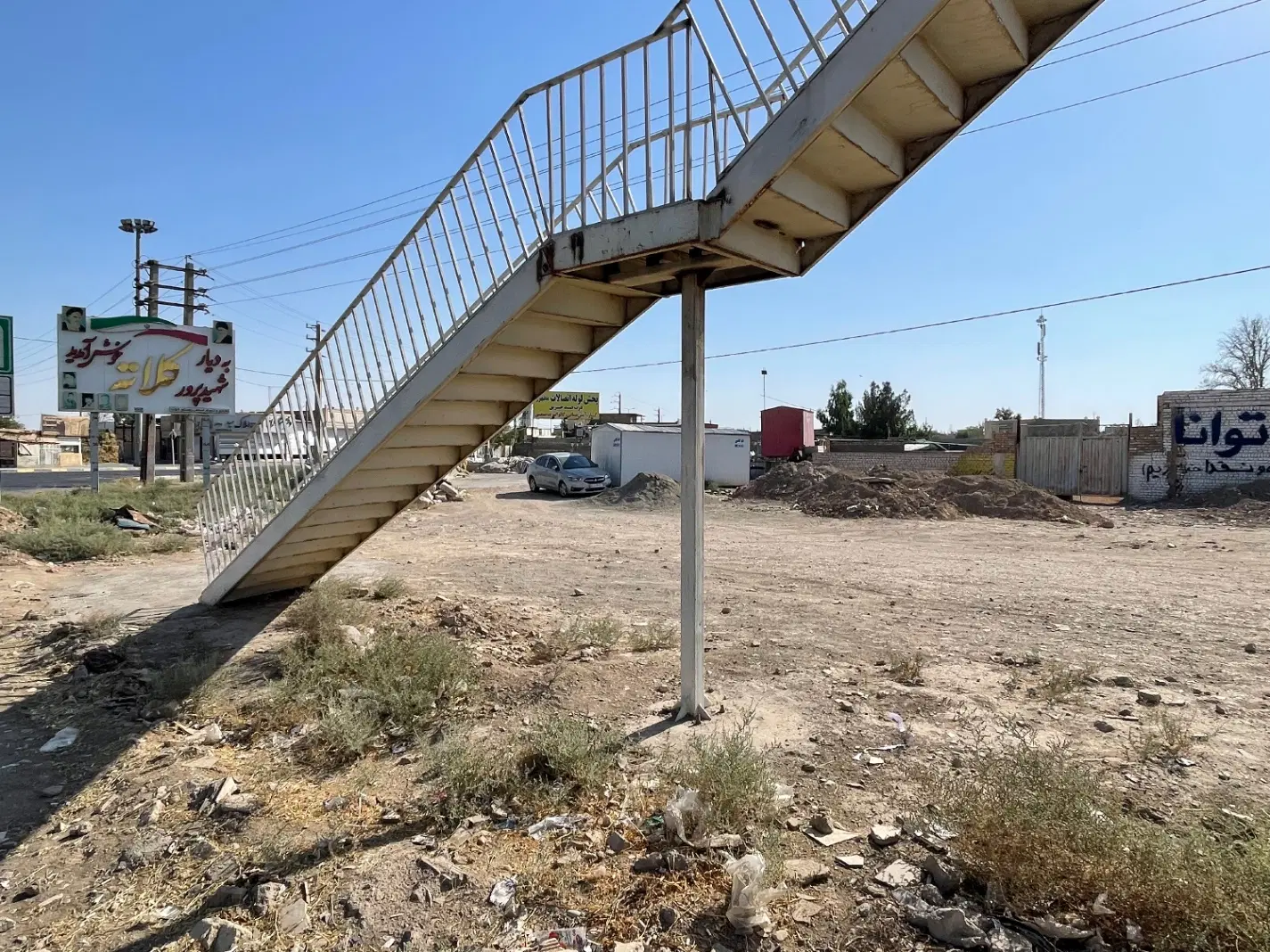 زمین چهار دیواری با مغازه