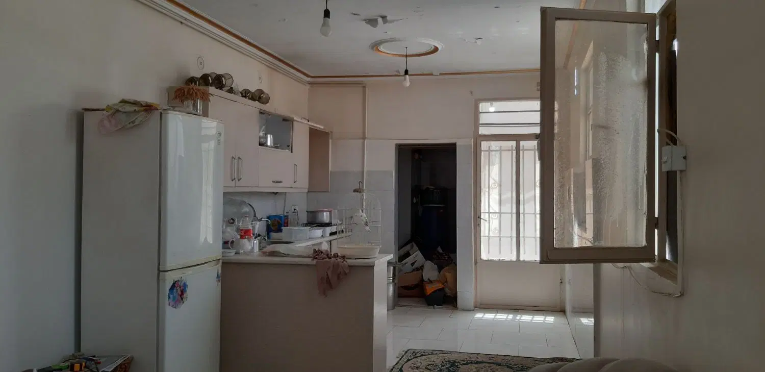 ۲۰۰متر سالن ۸۰۰متر محوطه کف بتن ۲۰۰آمپر برق صنعتی