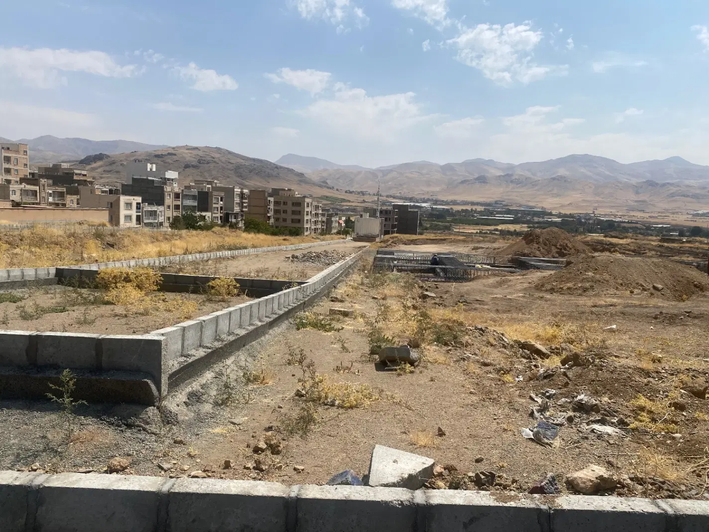 یک قطعه زمین با مجوزساخت و نقشه