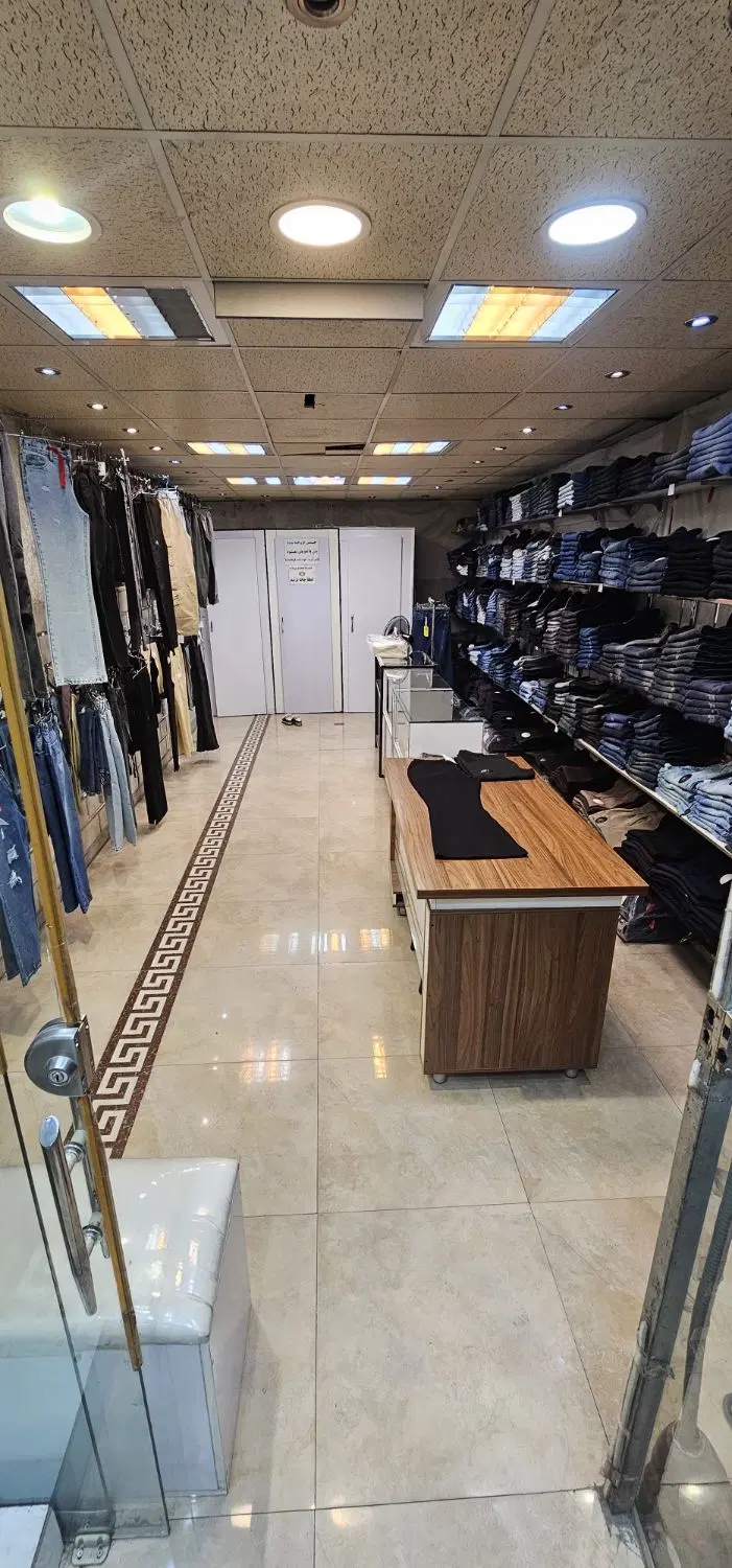 یک باب مغازه تجاری زیرزمین