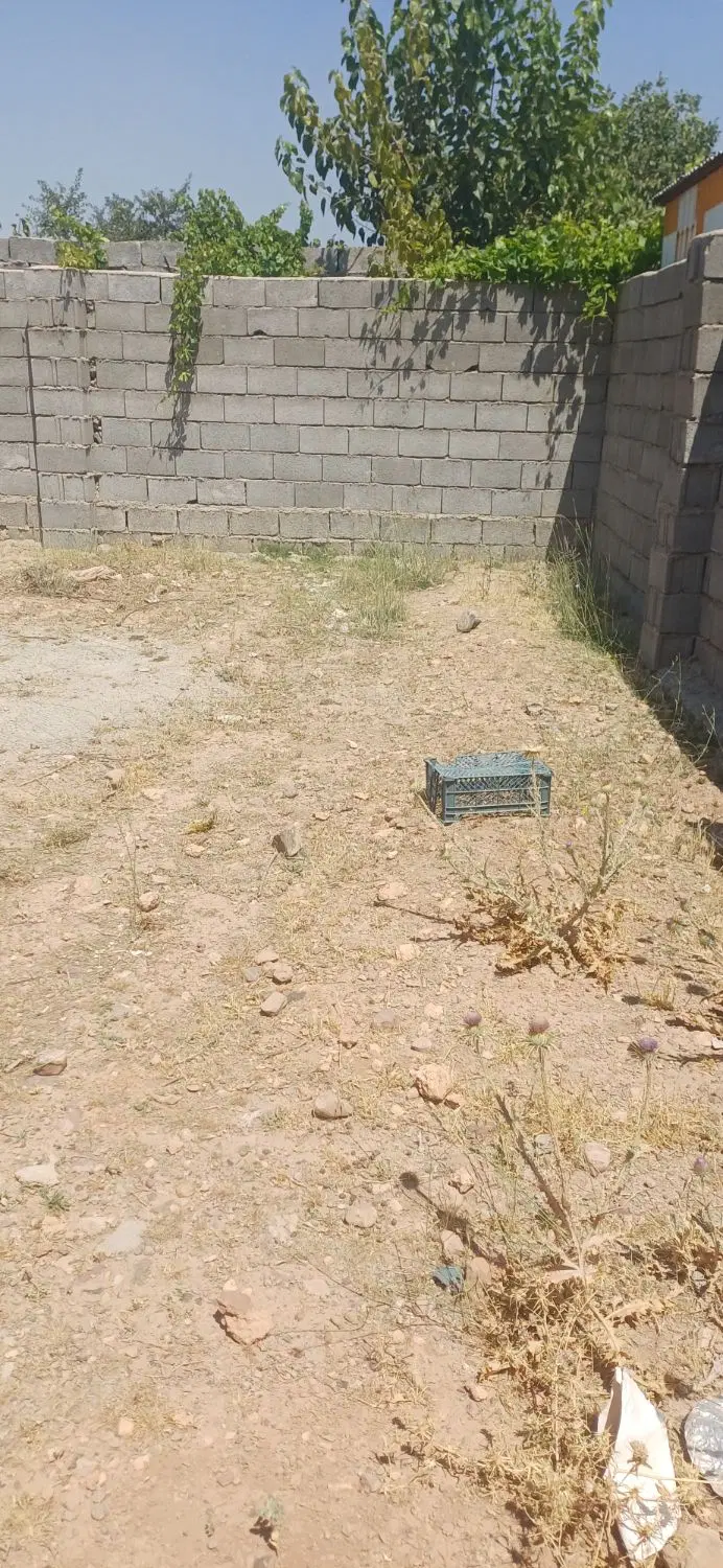 زمین ۲۰۰ متری در فشند