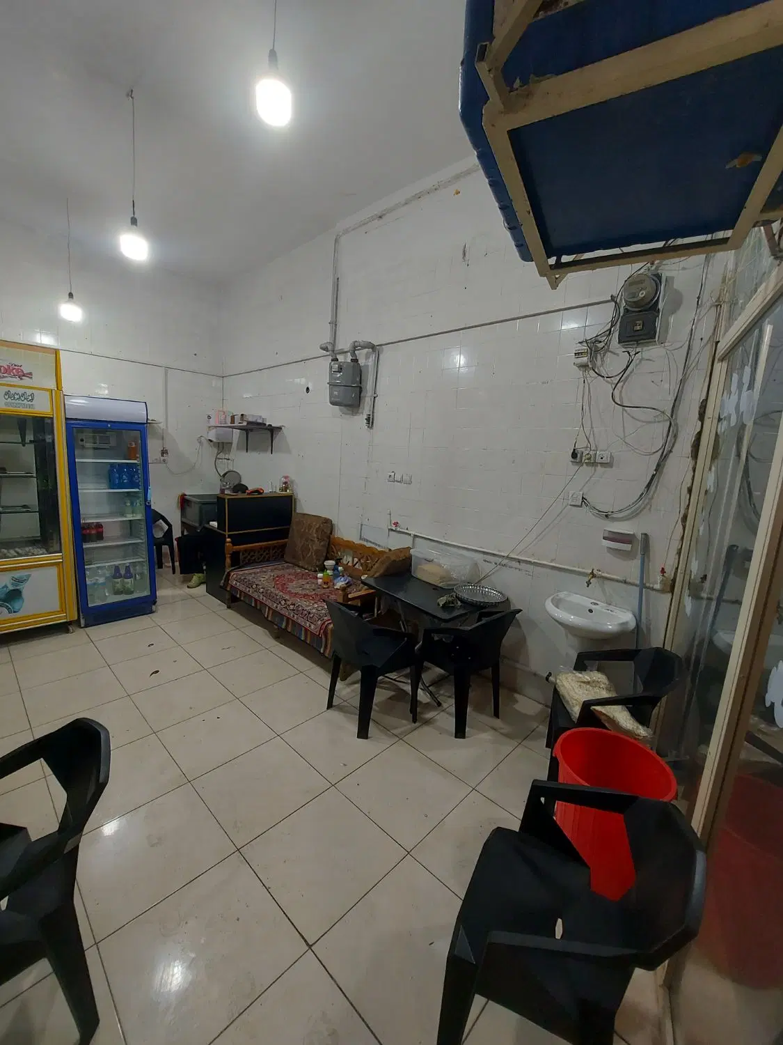 یک مغازه بحر خیابان به اجاره داده می شود