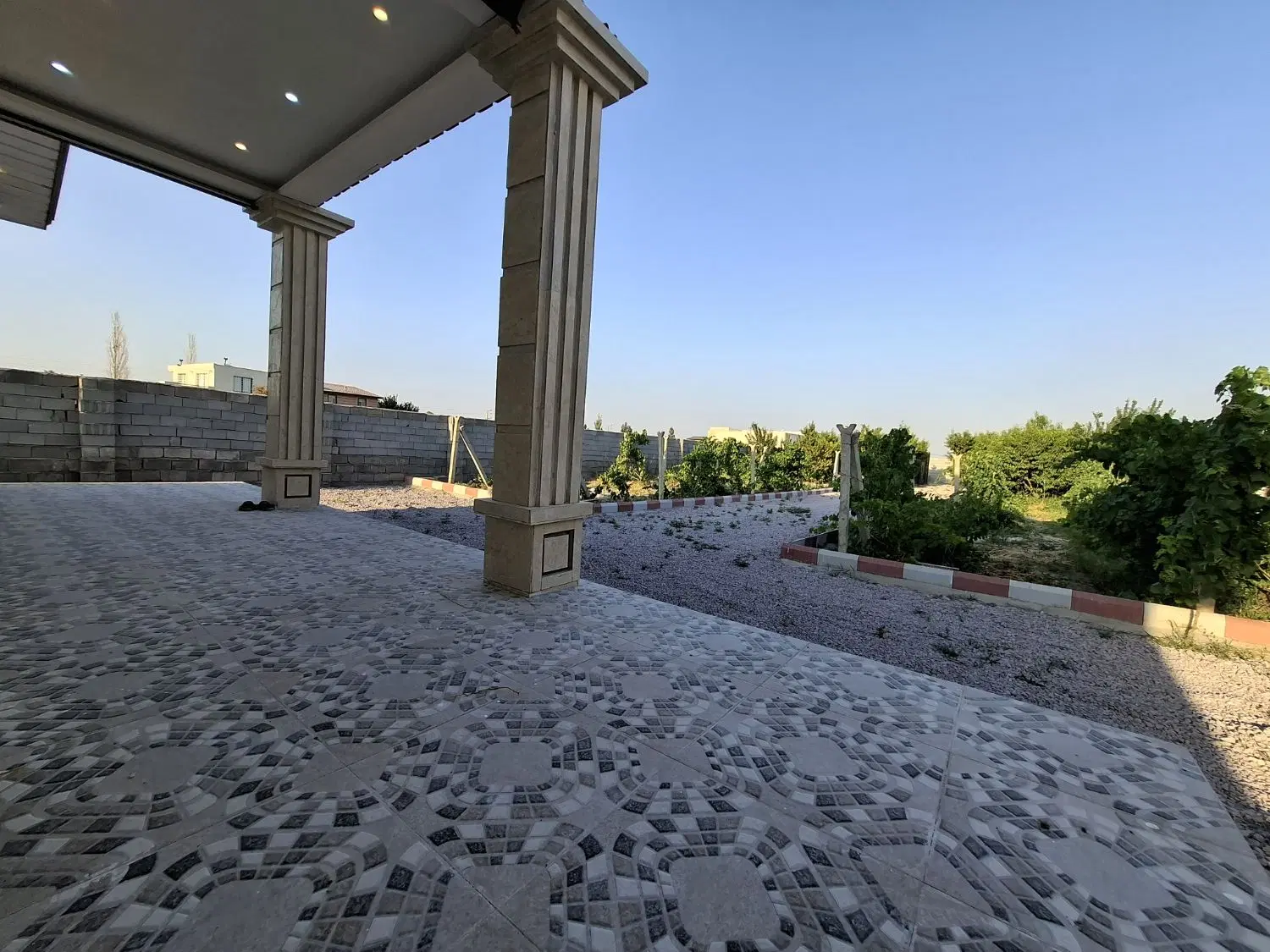 ویلا باغ امامزاده بر آسفالت