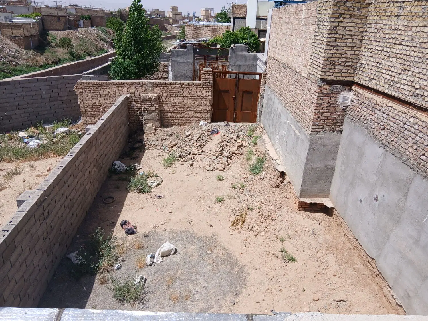 زمین مسکونی درب و دیوار ملکی