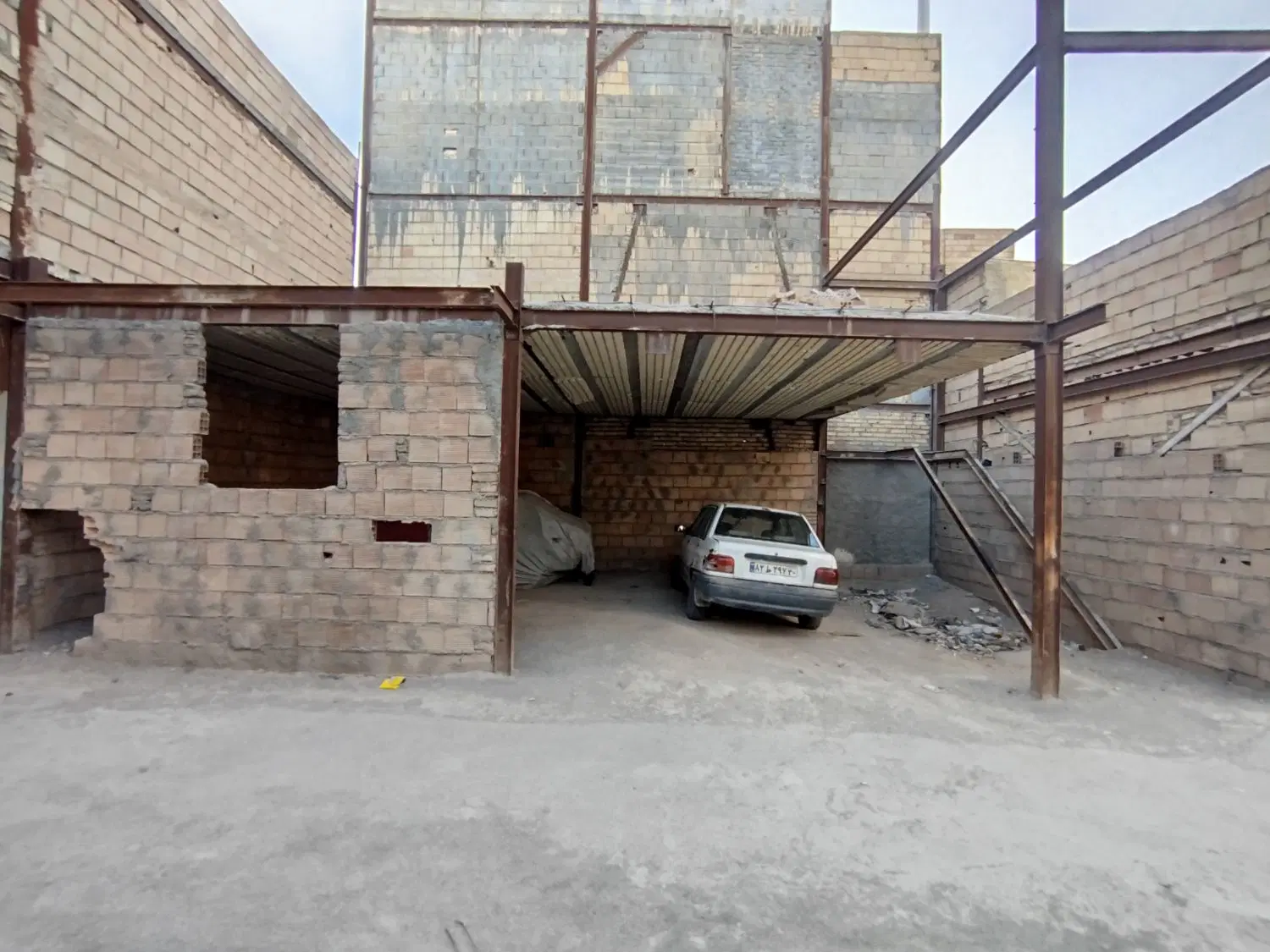 خانه نیمه کاره در ریحان آباد حاجی آباد
