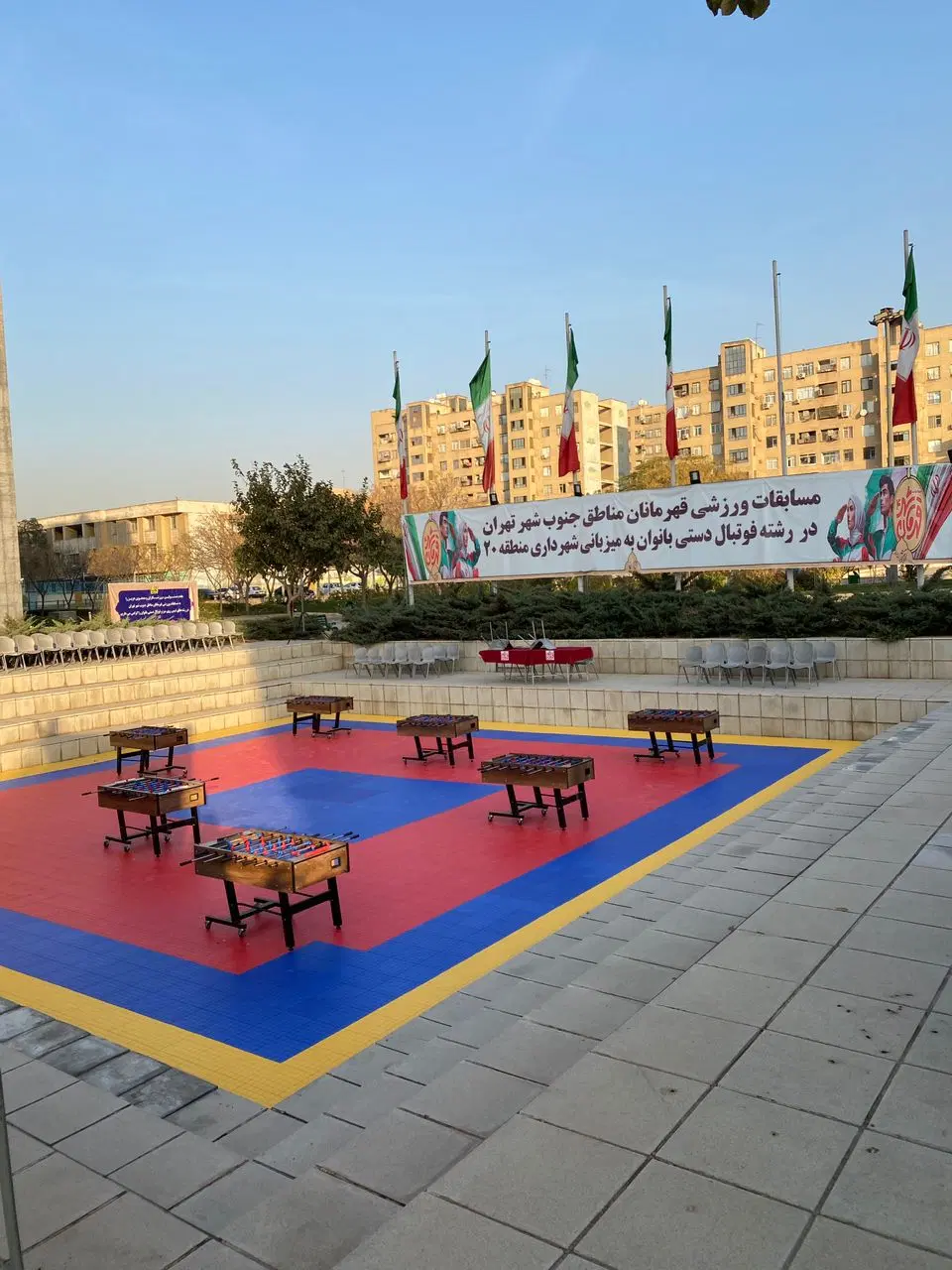 مغازه بر خیابان پیروزی