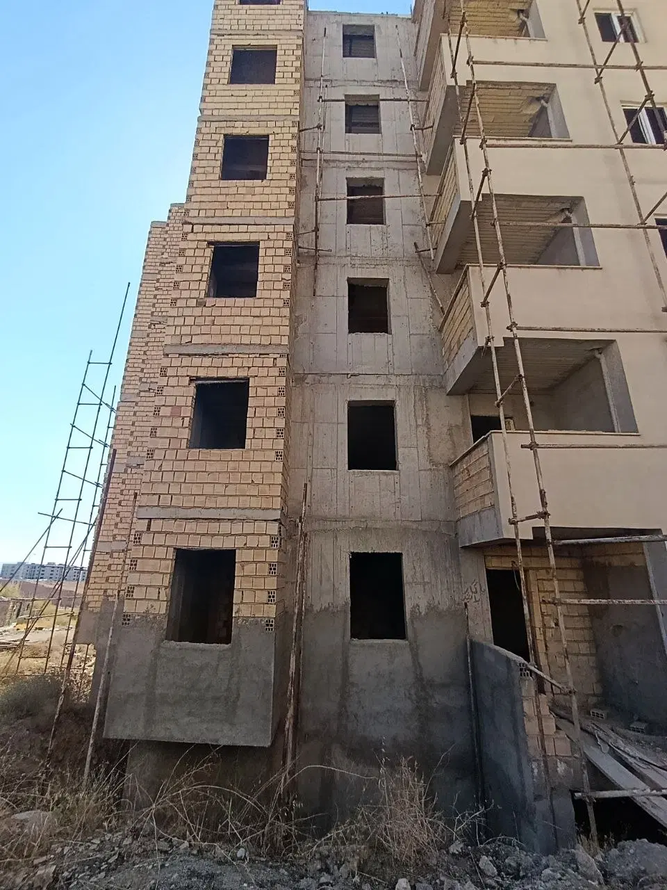 خونه نیمه کاره در هشتگرد