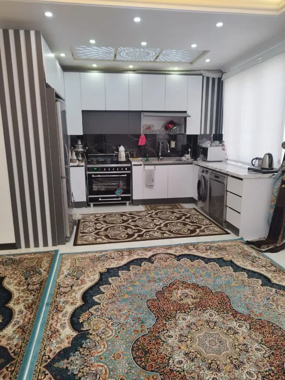 آپارتمان 95متری دو خواب ،اسانسور ،کابنت های گلاس