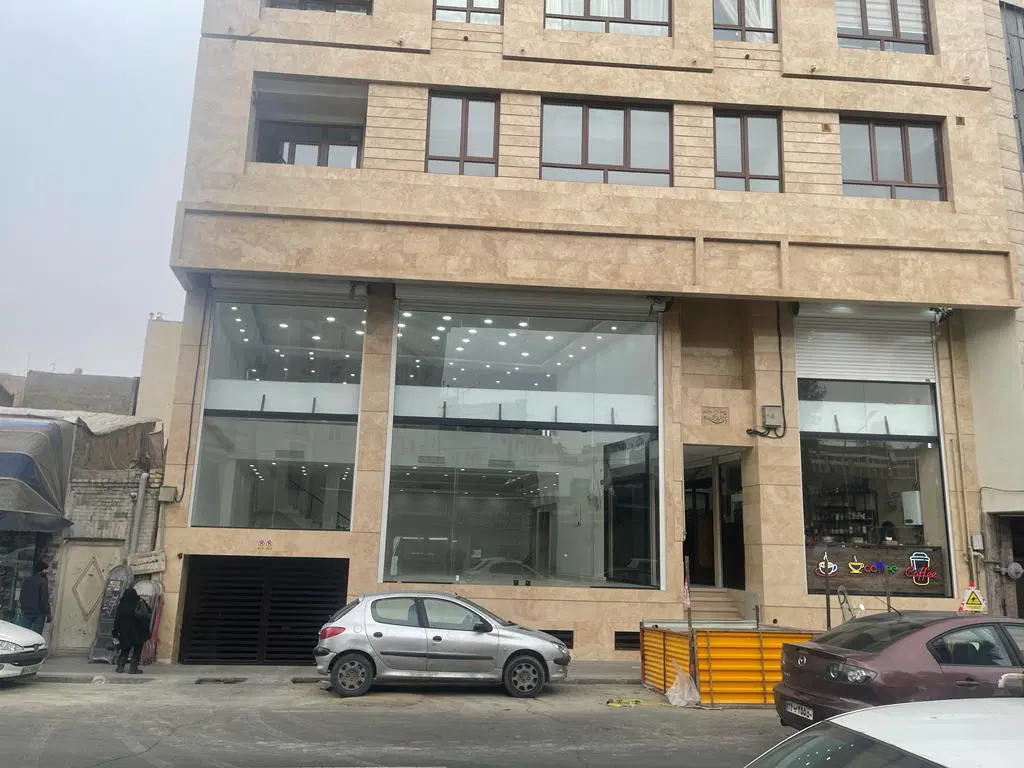 مغازه بر خیابان اذربایجان