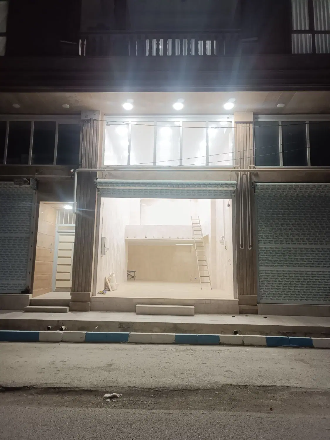 رهن و اجاره مغازه ۹۰ متری ۶۰ متر کف ۳۰ متر بالکن