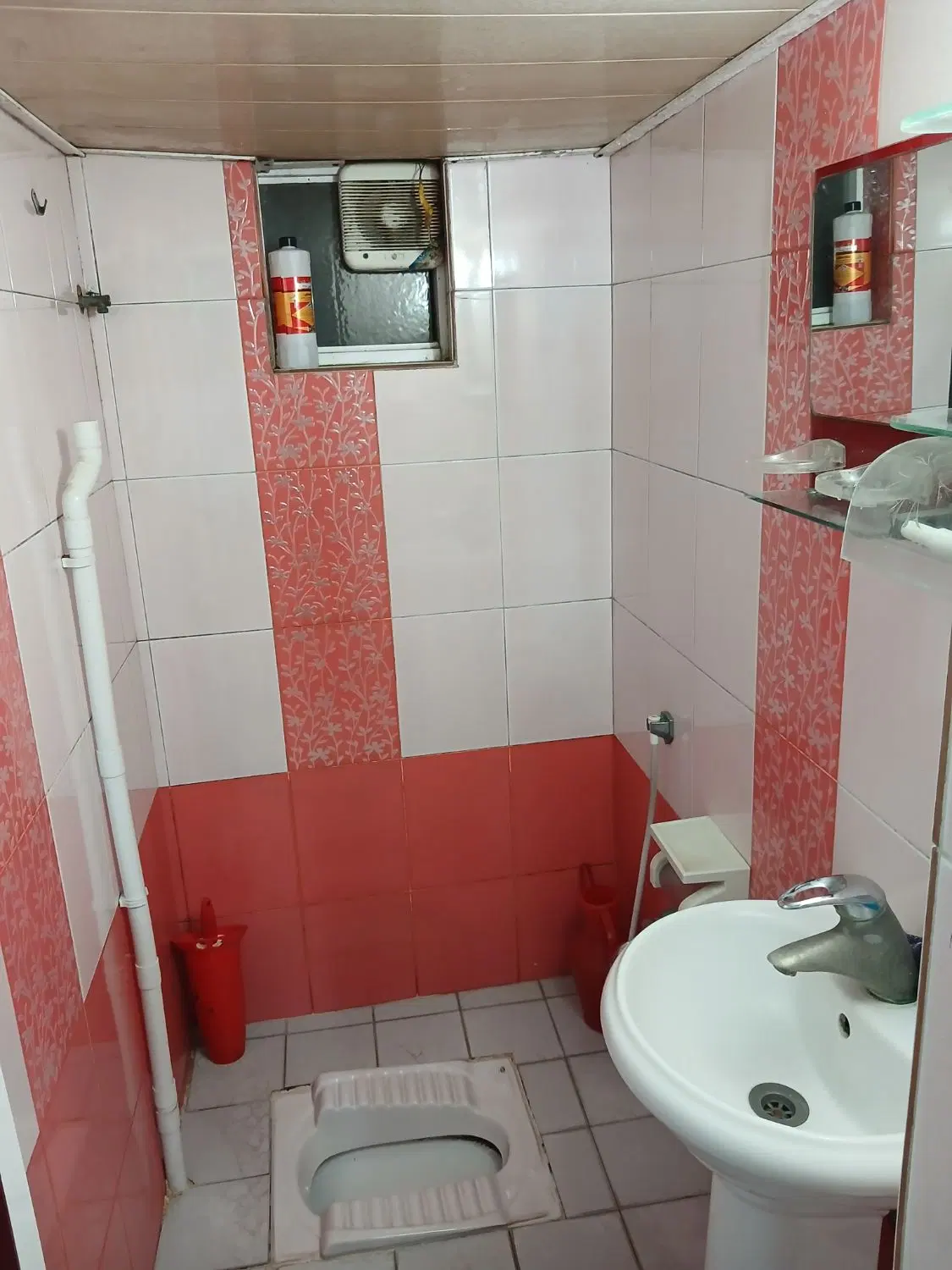 ۹۰ متری با پارکینگ و حیات خلوت