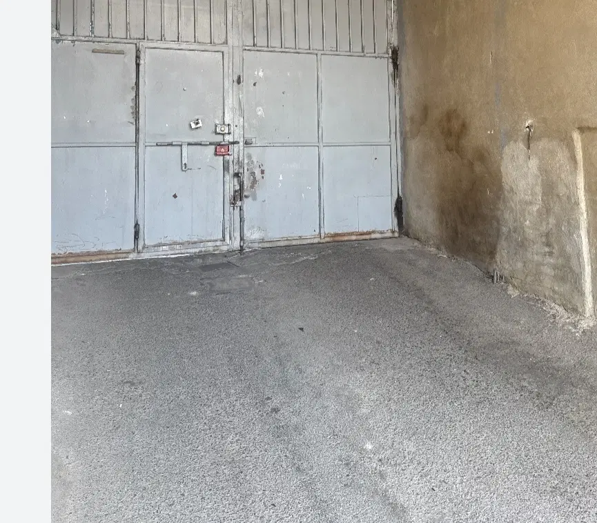 یک پارکینگ یا انبار اجاره داده میشود