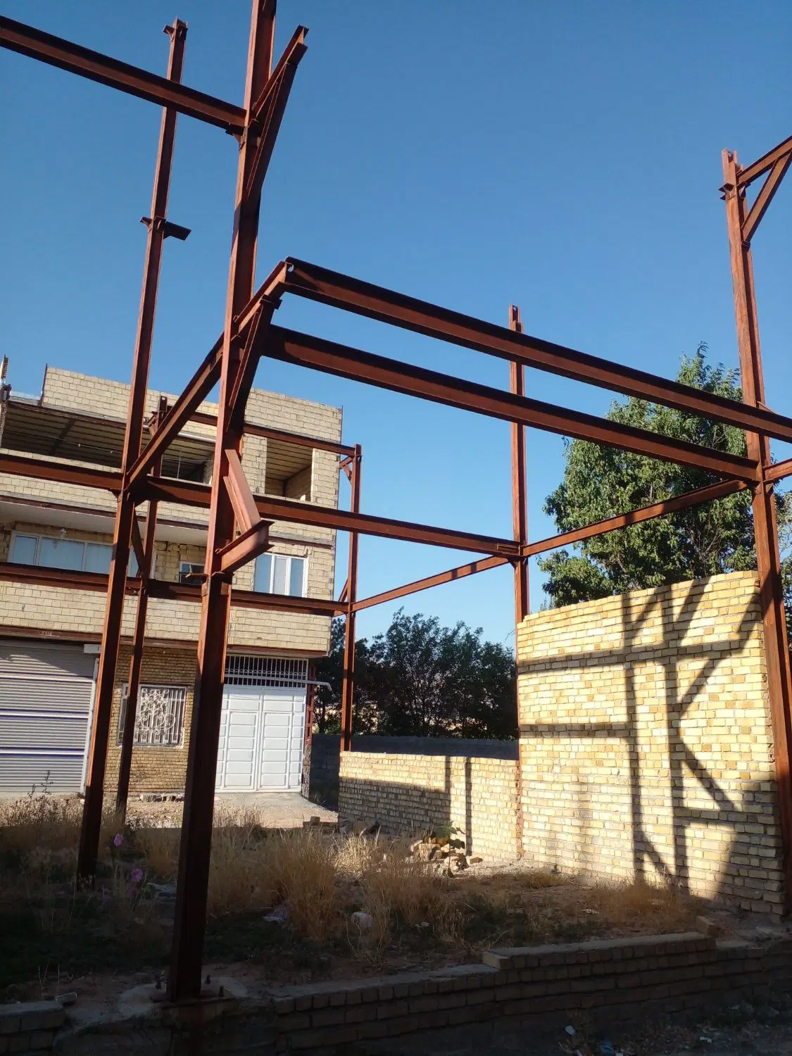 زمین دهپن نیمه کاره و اسکلت