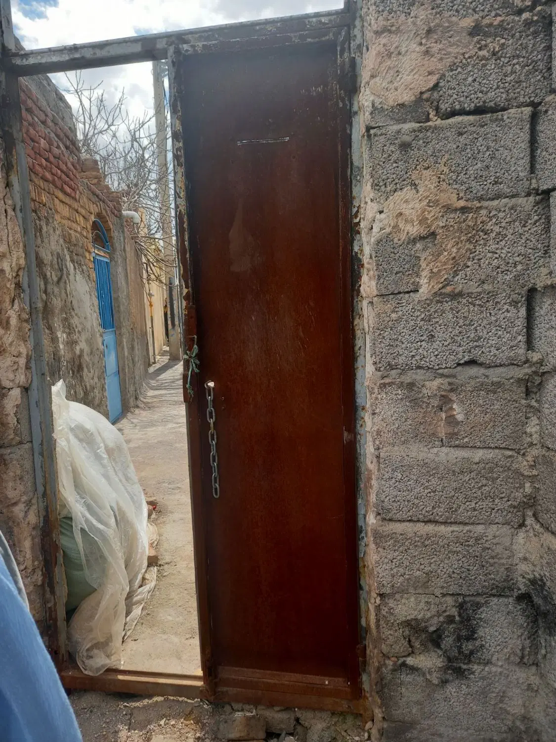 زمین مسکونی دیوار کشی ماشین رو در باغمعروف