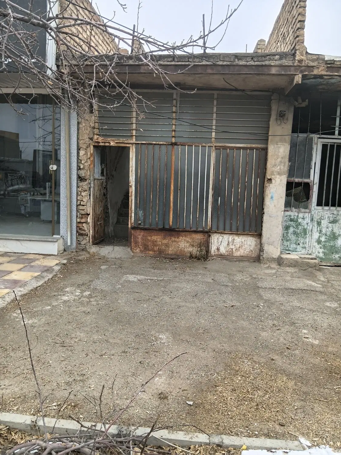 تجاری بر خیابان اصلی غرق اباد