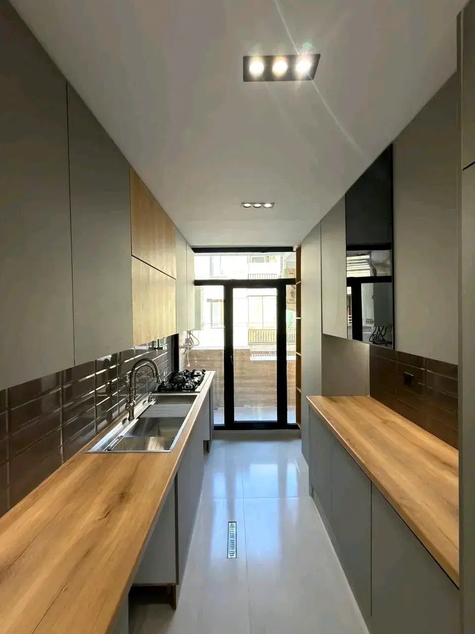۷۰متر سندتکبرگ پارکینگ آسانسور انباری رویه نما شیک