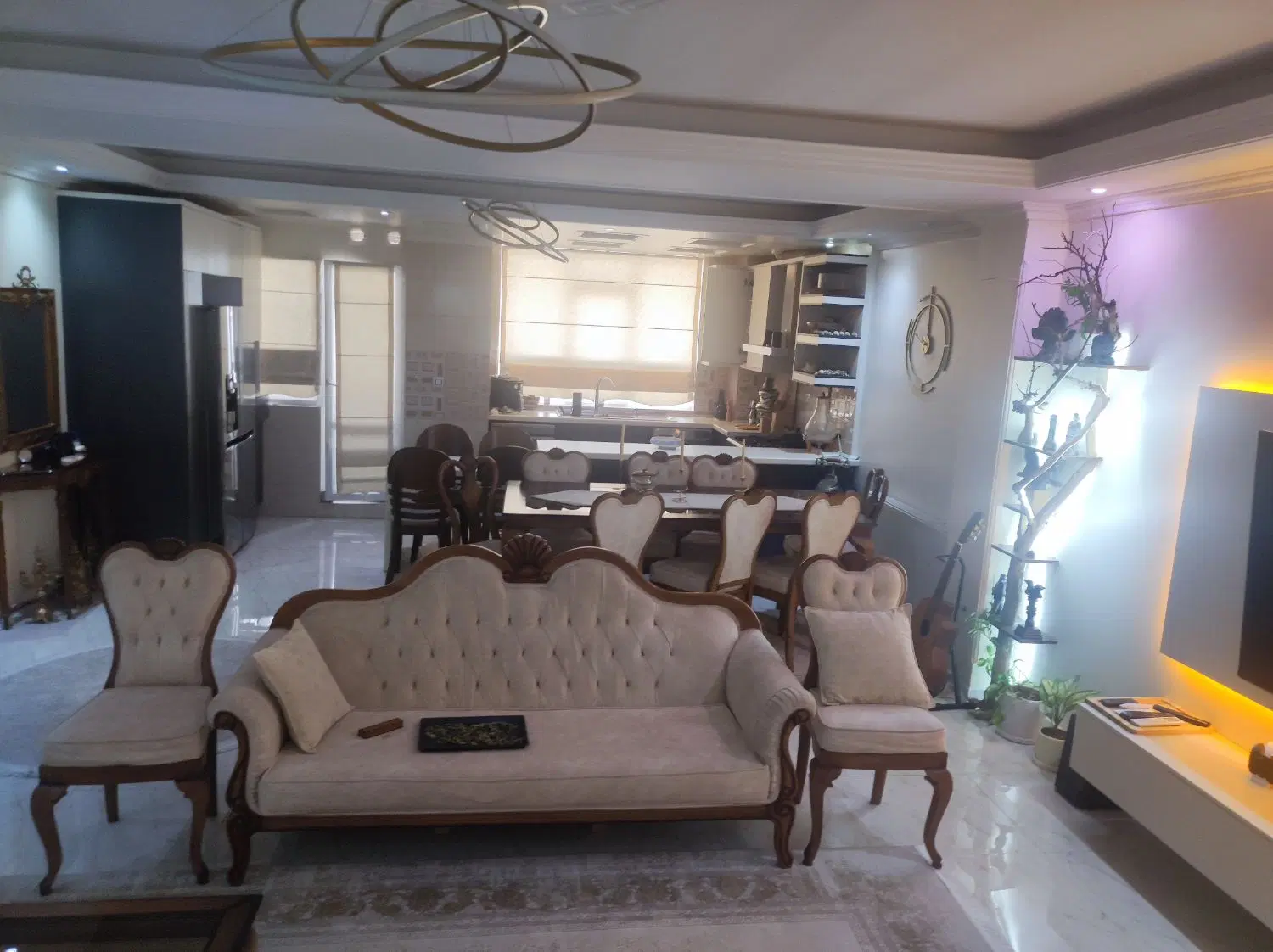 آپارتمان ۹۰ متری دو خوابه با پارکینگ و انباری