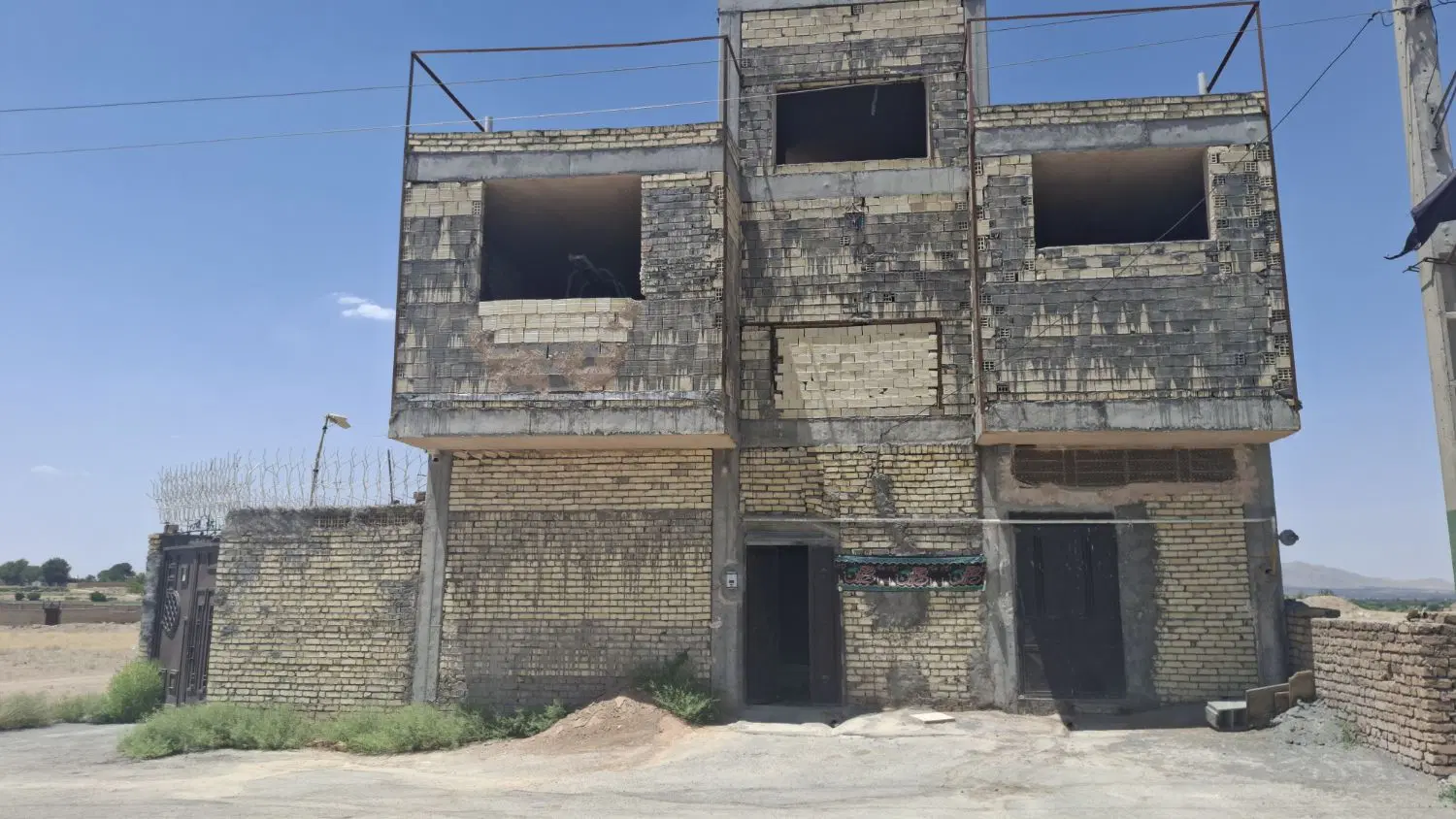 منزل دوطبقه بر خیابان