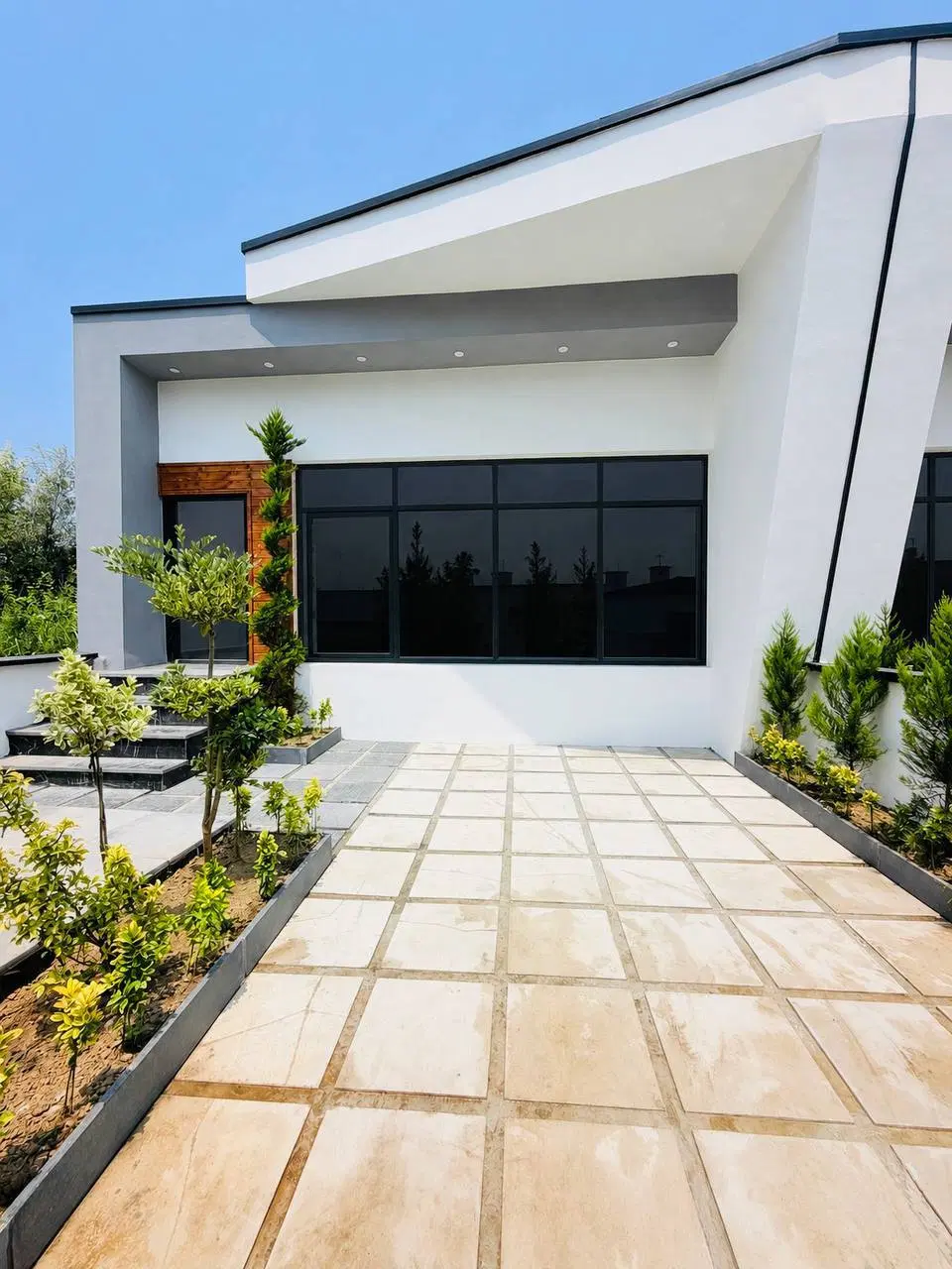 مدرن همکف ۲۰۰ متری داخل تاپ لوکیشن اقساط بلند مدت