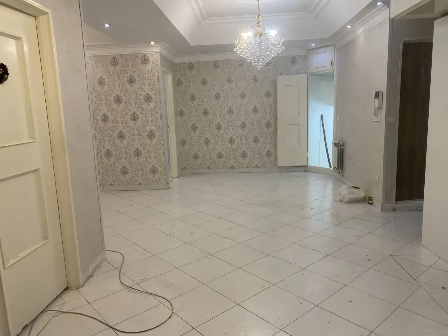 آپارتمان ۹۰ متری نبش خیابان عباسی بازسازی شده