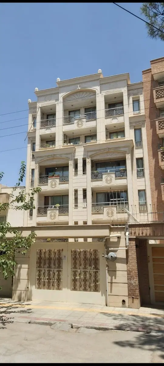 اپارتمان صد متری با حیاط اختصاصی