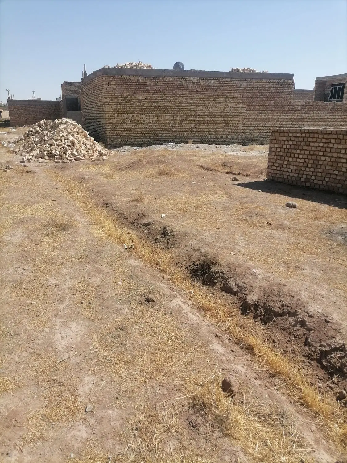 زمین استقلال 51 کنار ساخت و ساز 650
