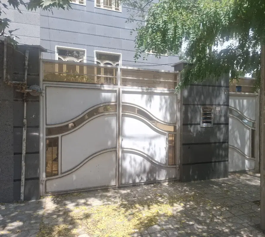 اجاره مسکونی طبقه زیر همکف(سه پله) یک متر نورگیر