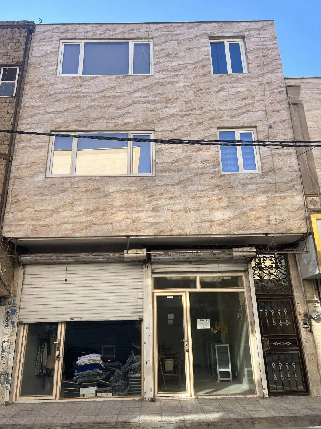 ۹۰ متر زیر بنا دو طبقه مسکونی و مغازه گلستان