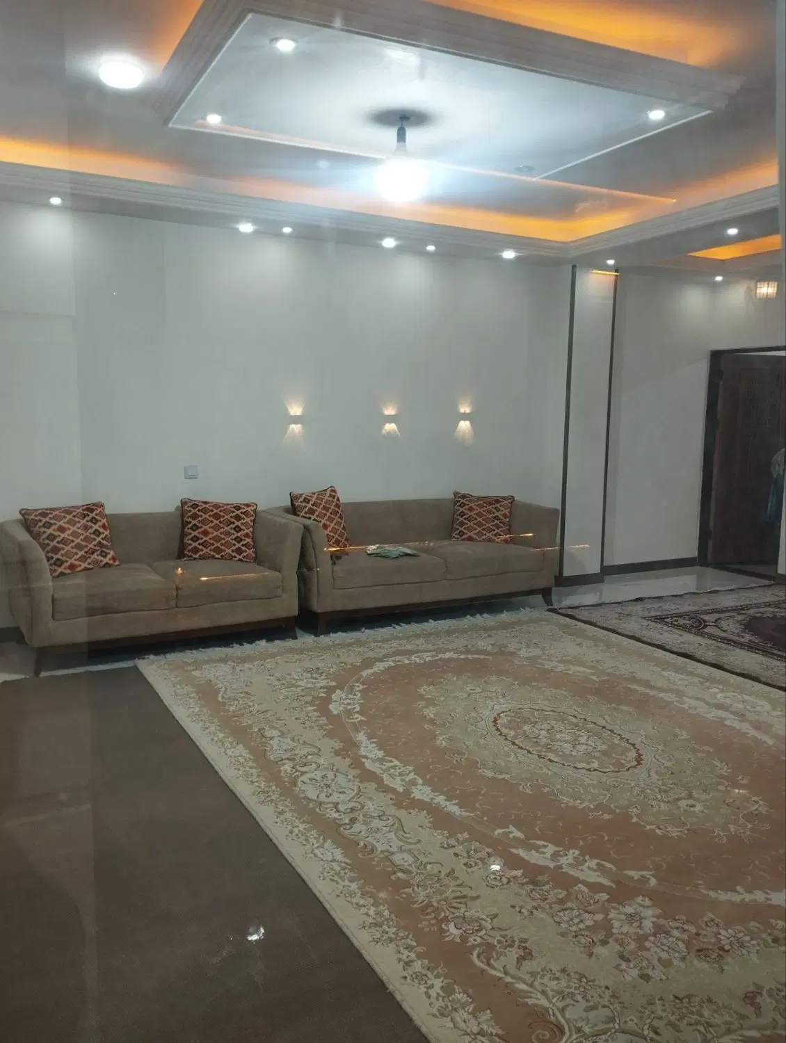 ویلا استخر دار داخل بافت مناسب سکونت دایمی