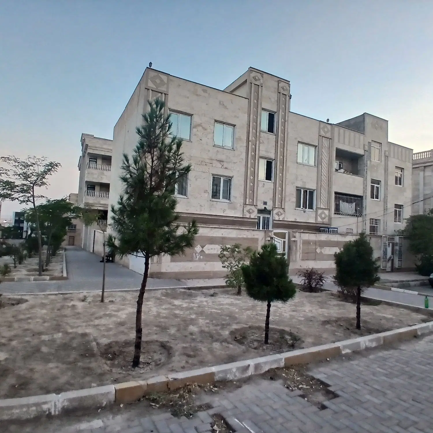 فروش ملک یکجا سهطبقه فاز۱ شمال