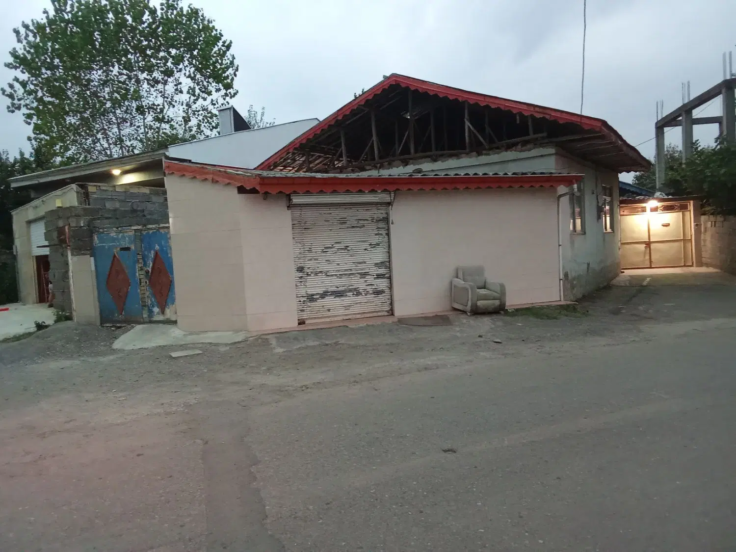 خانه مسکونی ویلایی با مغازه