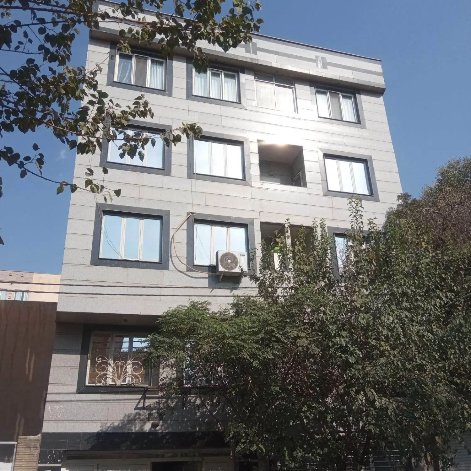 اسانسور پارکینگ انباری بالکن 63 متر