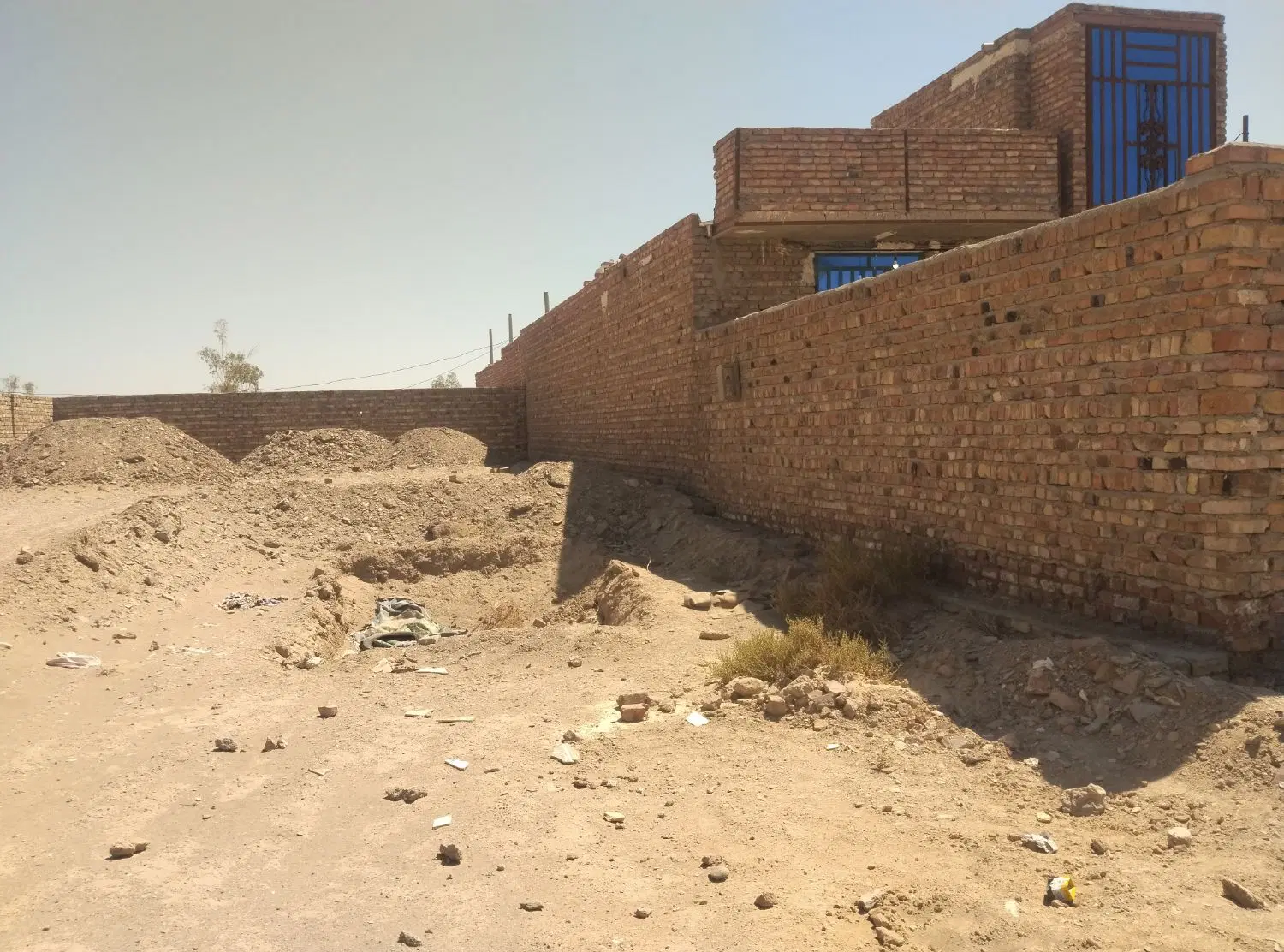 زمین روبه‌روی مجتمع چهل ستون