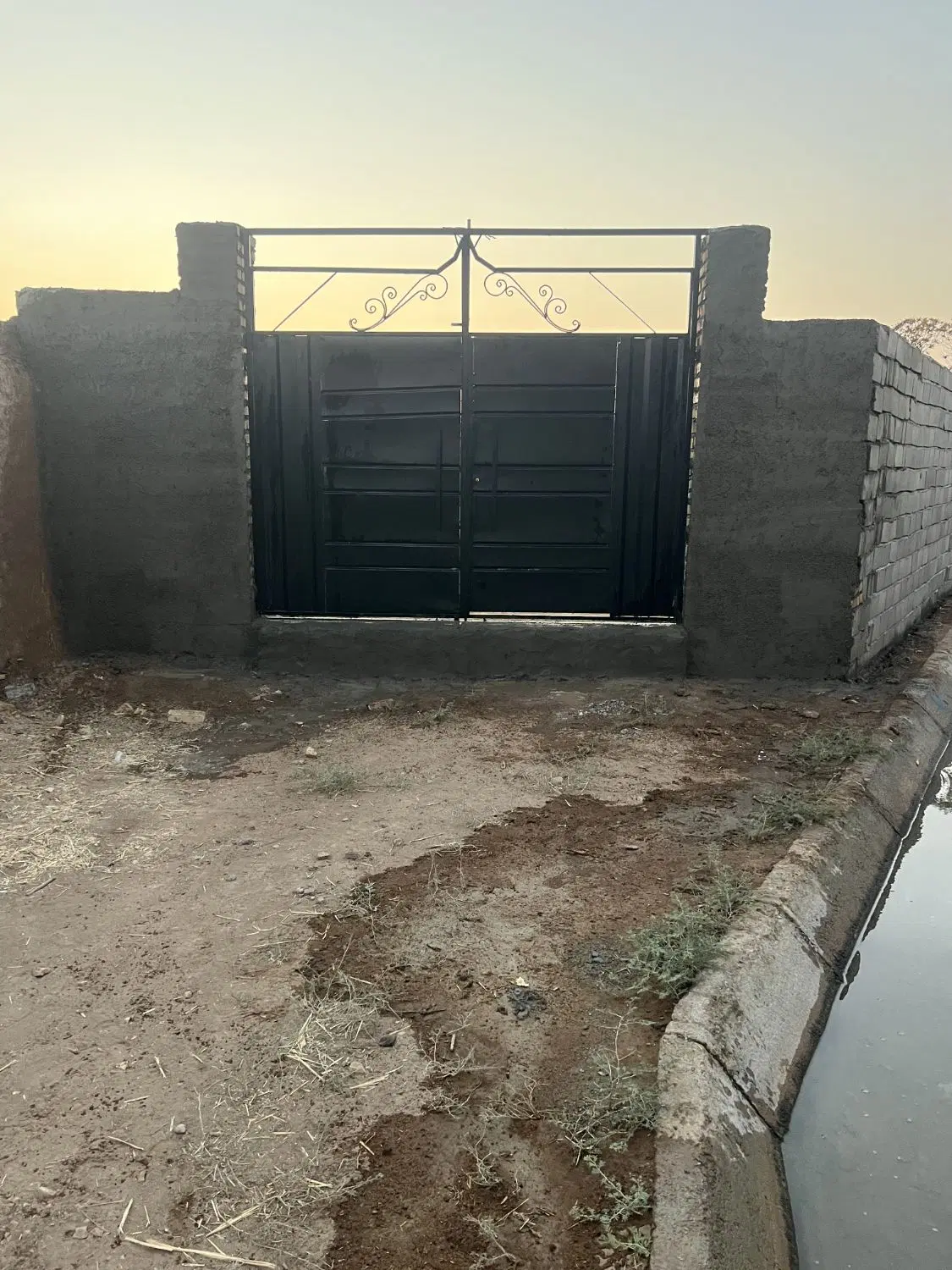 زمین چهار دیواری ۴۰۰ متری