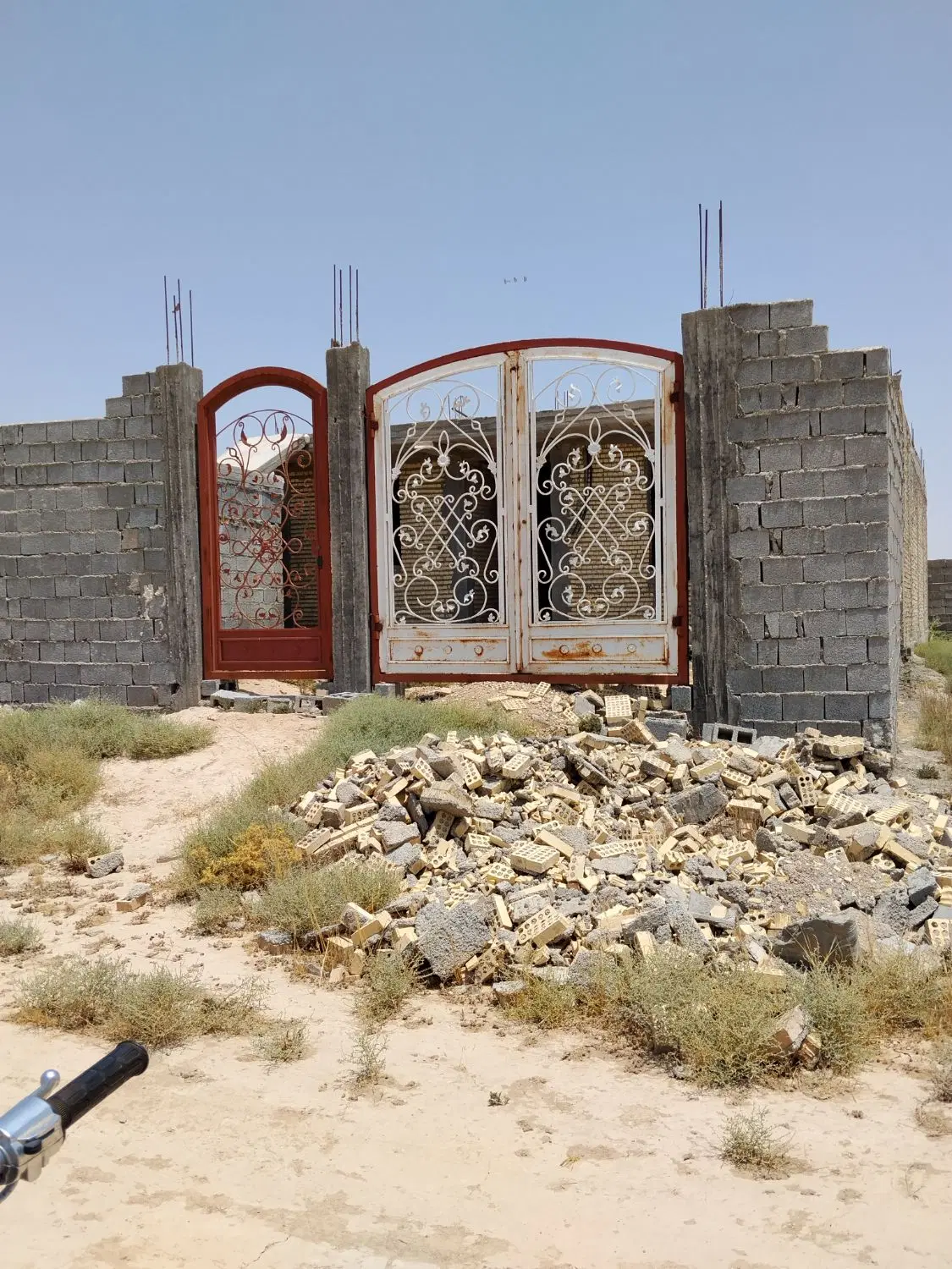 خونه نیمه کاره پشت دره