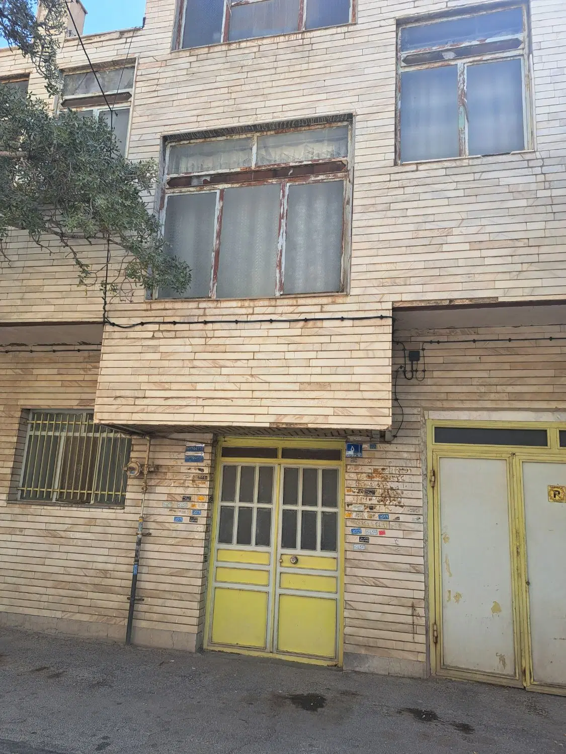 خانه ۲ طبقه کلنگی ابتدای خیابان دانشگاه