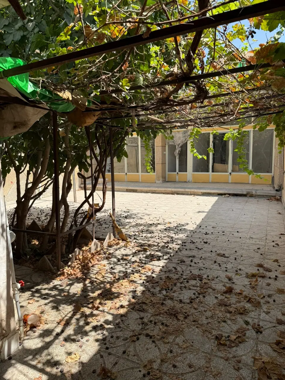 ملک ۲۰۰ متری + ۲۵م تجاری ، ۵۰م عقب‌نشینی، خ رضایی