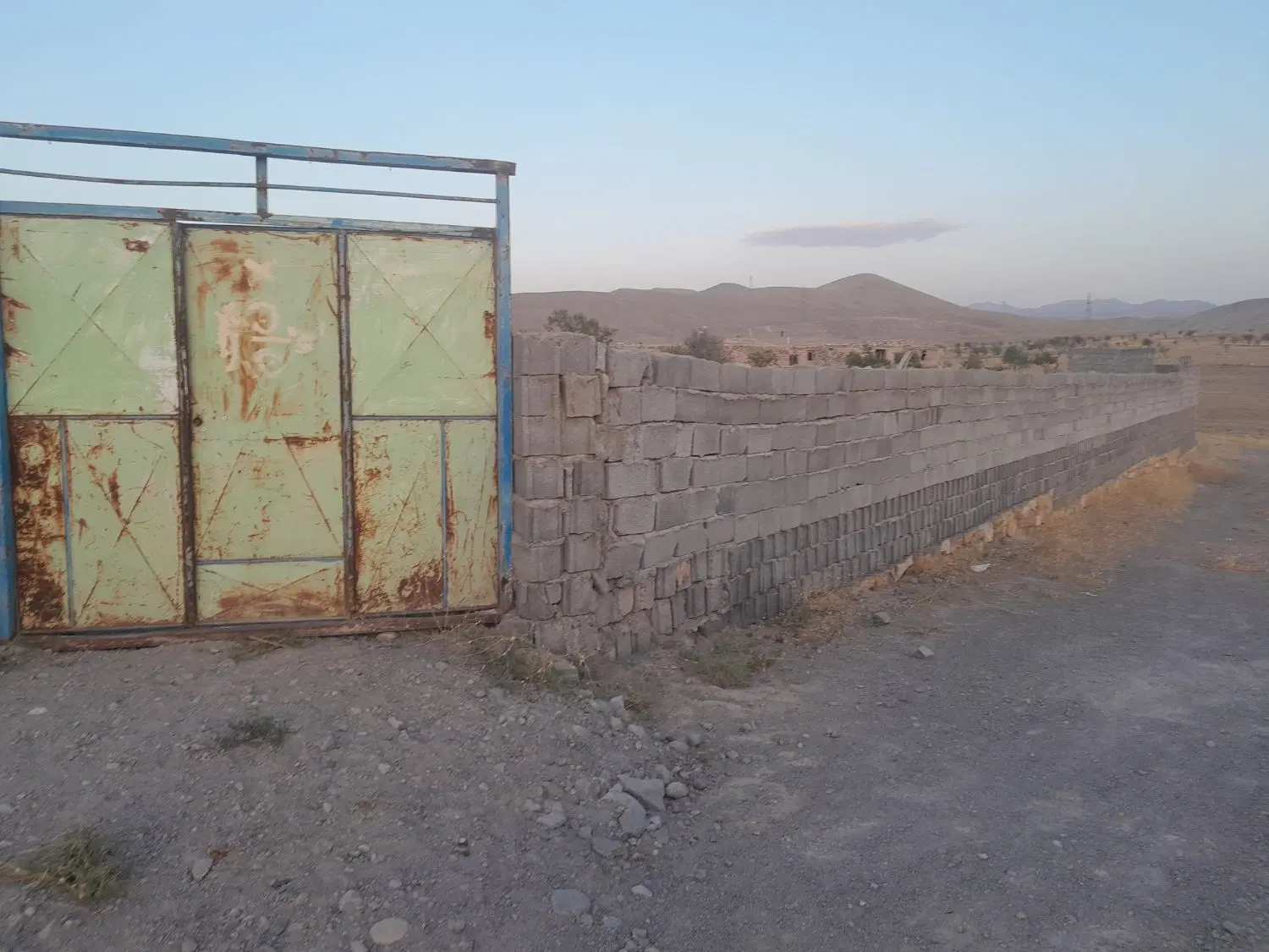 زمین دیوار کشی شده