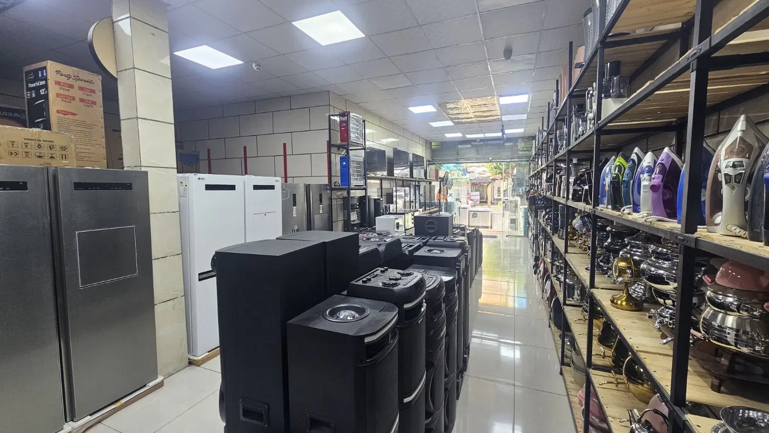 مغازه تجاری ۲۱۰ متری بر اصلی خیابان اهری ،ملکیت