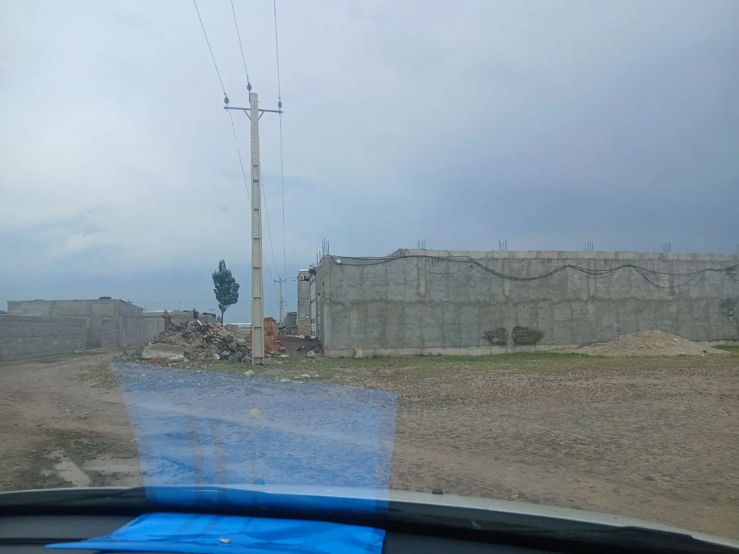 زمین چهار دیواری کرکرق