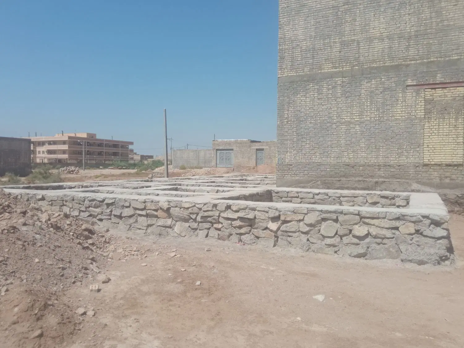 زمین مسکونی جنب بیمارستان نفت ۲۹۲متری سنگ کاری شده