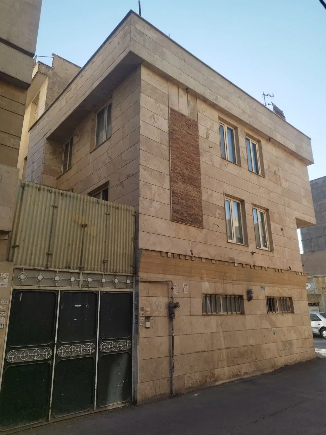 ساختمان ویلایی سه طبقه معاوضه با کلنگی بالای۱۵۰متر