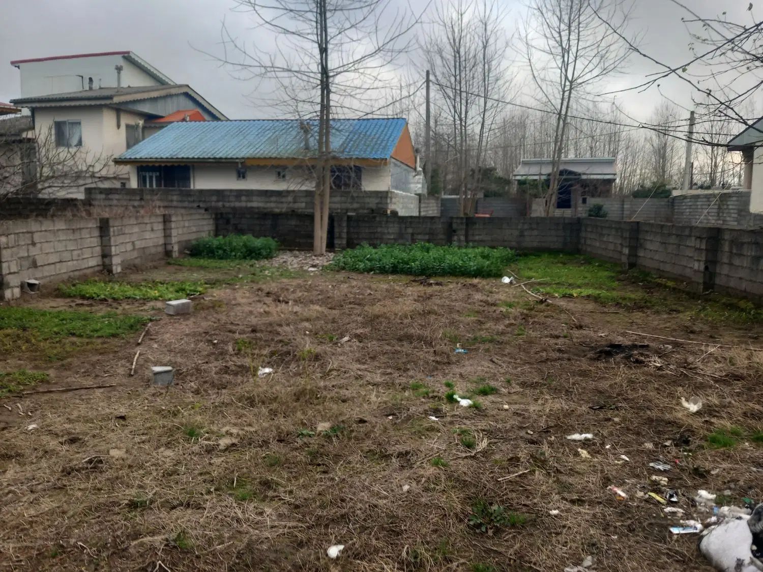 زمین با قابل ساحلی