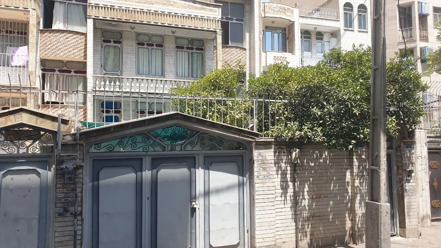 کلنگی دارای بنا و تاسیسات