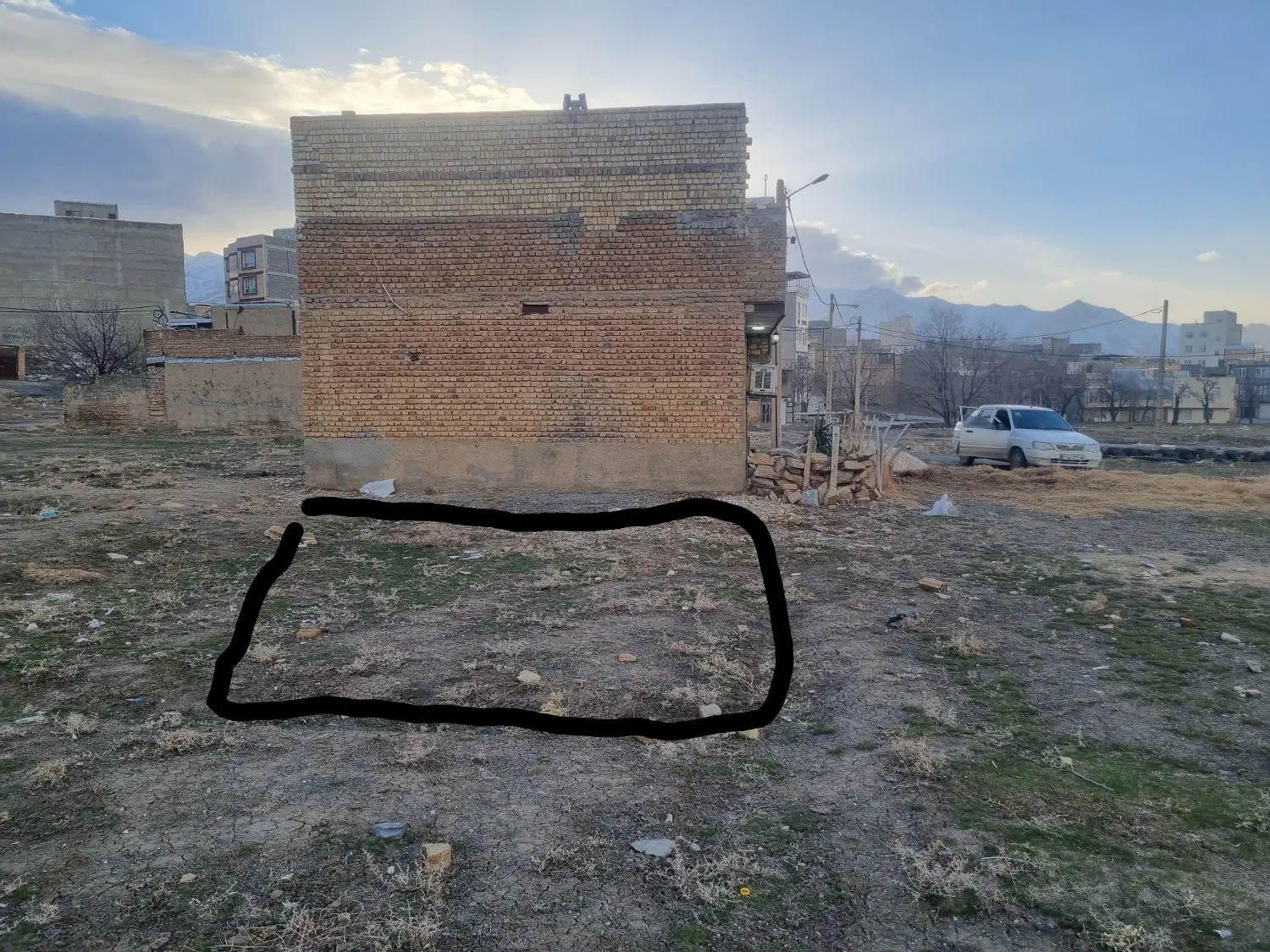 زمین ۱۲۴ متری حصار حاجشمسعلی انتهای شهرک  بهشتی