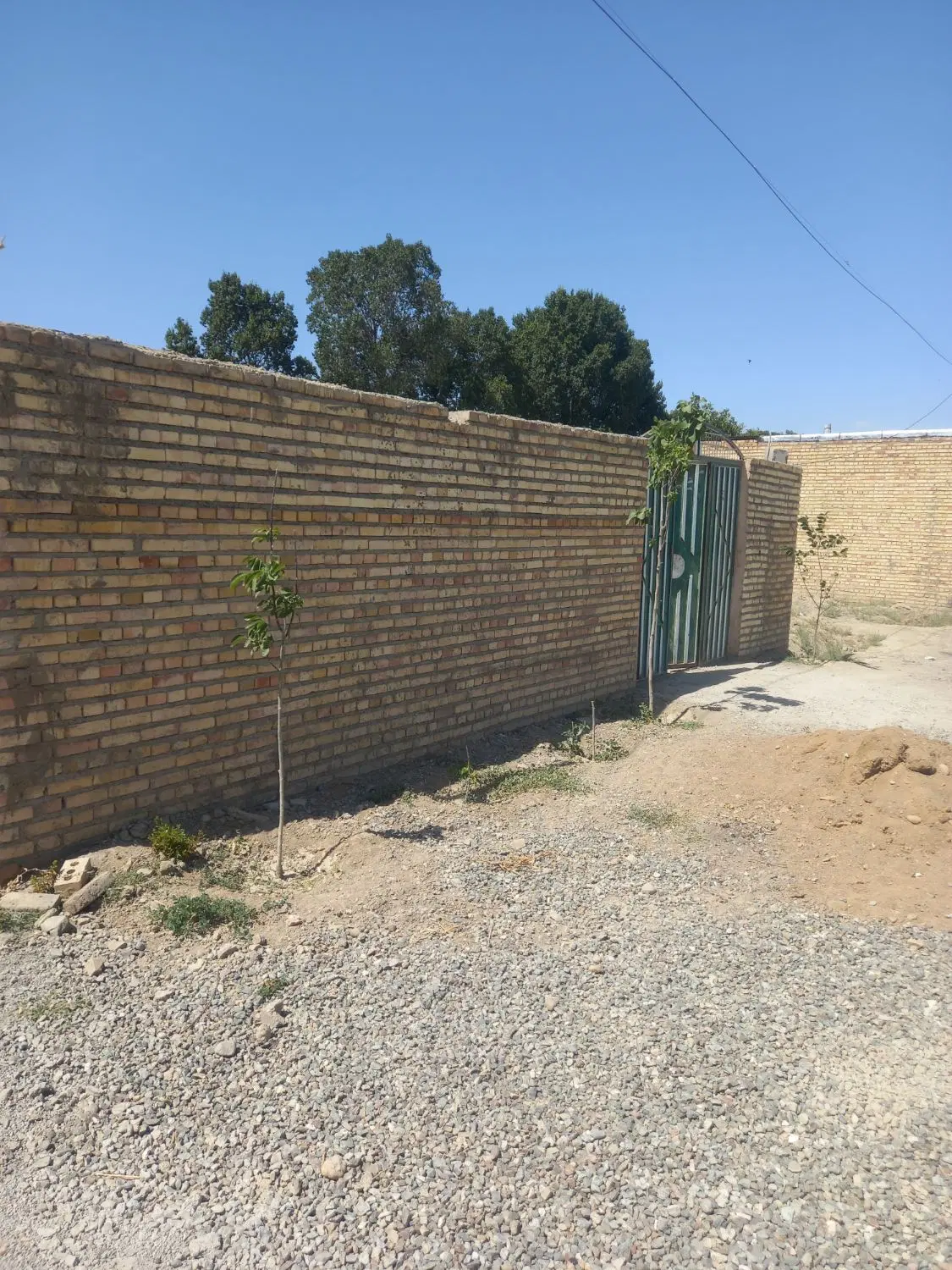 حیاط چهاردیواری