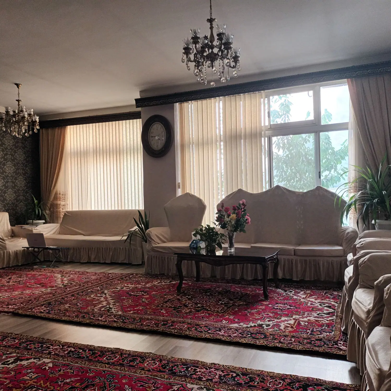حیاط ۲۲۰ متری  در پاستور و آخر شریعتی