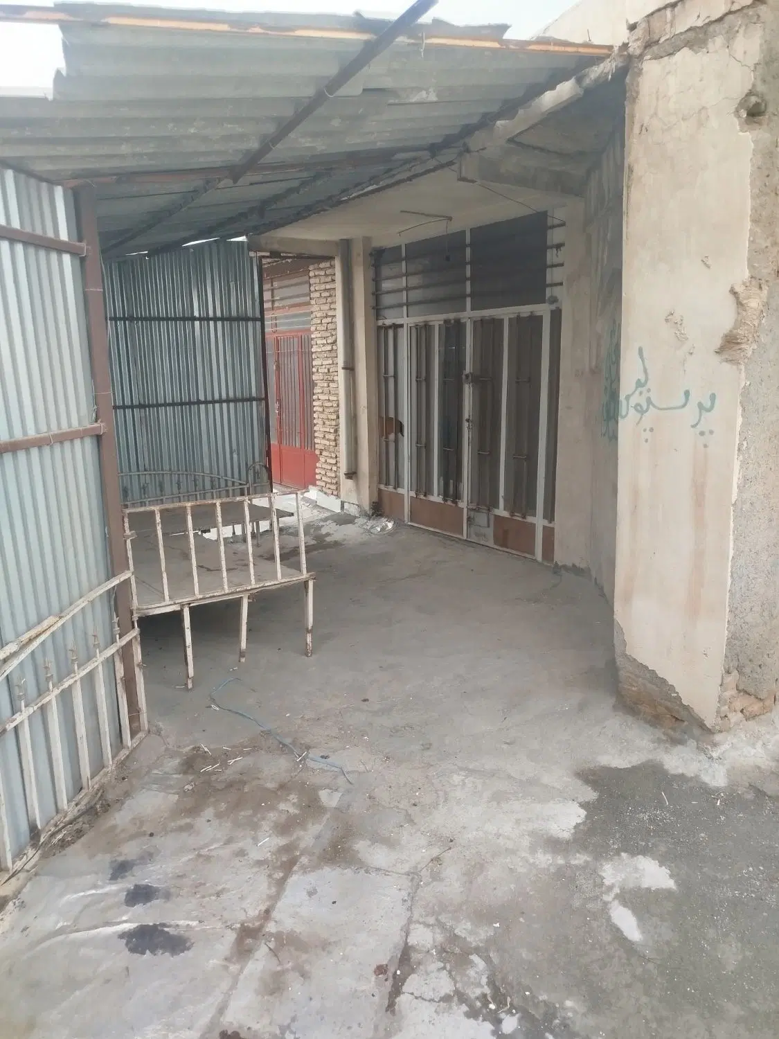 مغازه در تاریکه بازار سر قفلی