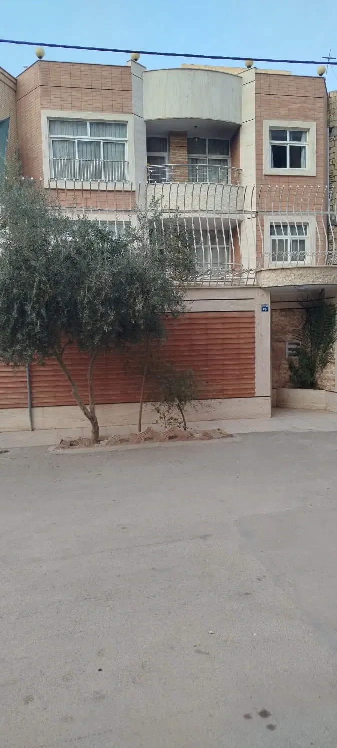 منزل ویلایی ۳طبقه شیک با آسانسور
